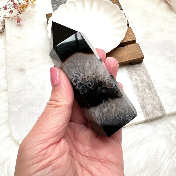 Beautiful Black Agate Tower - Picture 8 of 8